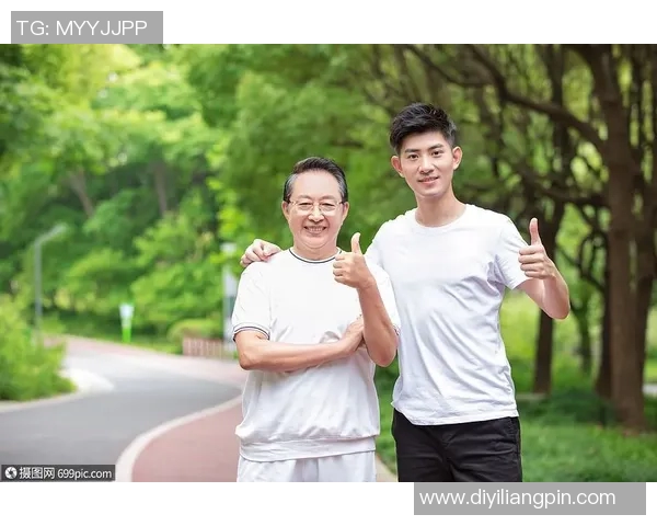 父子携手共踢梦想球场传承足球激情与亲情的精彩表演