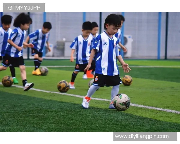 足球服的时尚魅力与个性搭配让你在球场上尽显风采