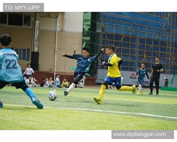 在校园生活中如何选择足球课程提升自我素质与团队合作能力